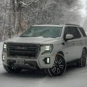 2021-GMC-Yukon-AT4-Summit-White-Canada-GMA-Garage-Exterior-061-front-three-quarters-snow-720x340.jpg